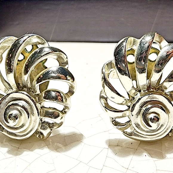 Vintage Lisner spiral swirl fan floral motif Clip On earrings - Picture 2 of 5